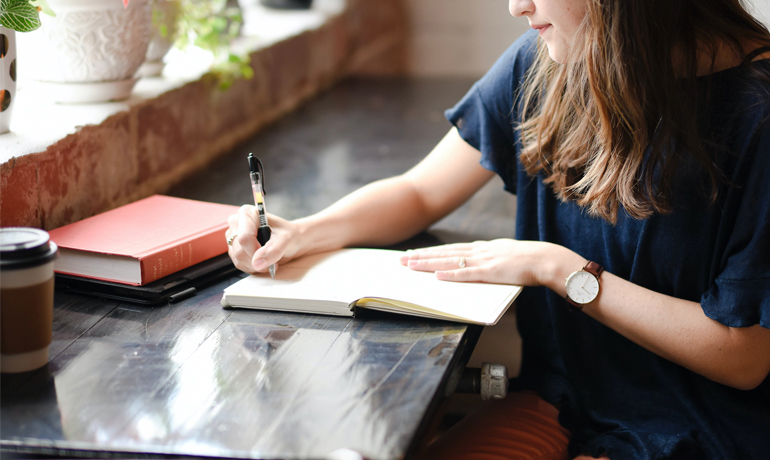 Imagen de chica escribiendo